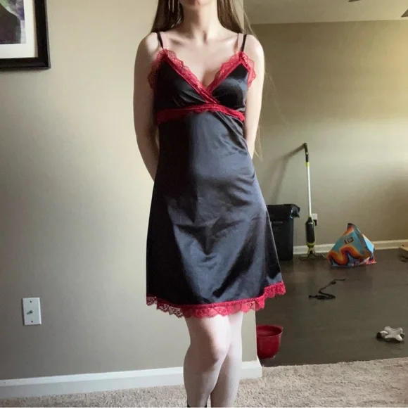 BLACK AND RED LACE TRIMMED SLIP DRESS - Picture 4 of 13